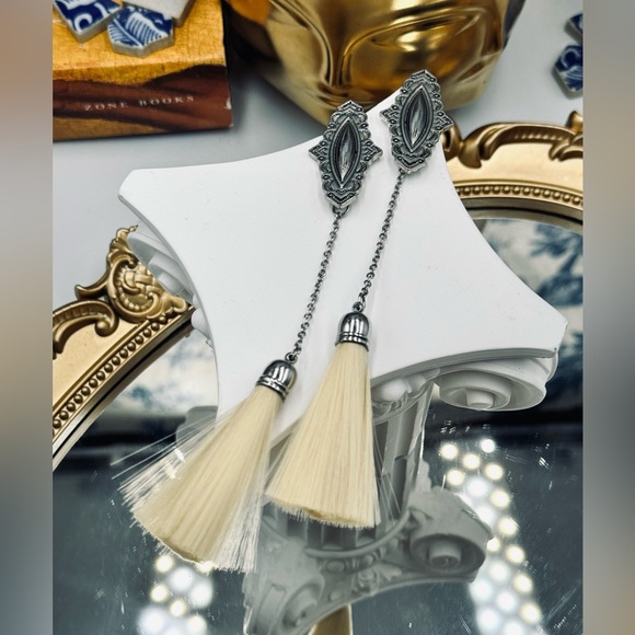 🆕 TOGA PULLA 🧿 NWOT Metal Fringe Earrings - White Fringe - Picture 9 of 15